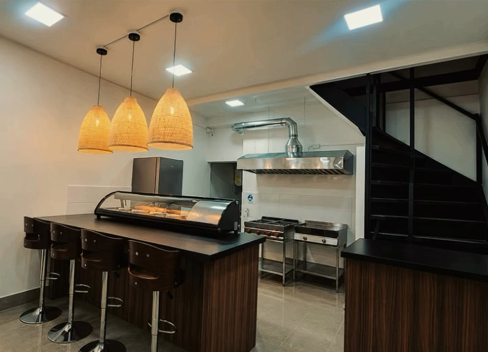 Interior del local Natay Sushi Nikkei en San Miguel — barra con vitrina y cocina abierta